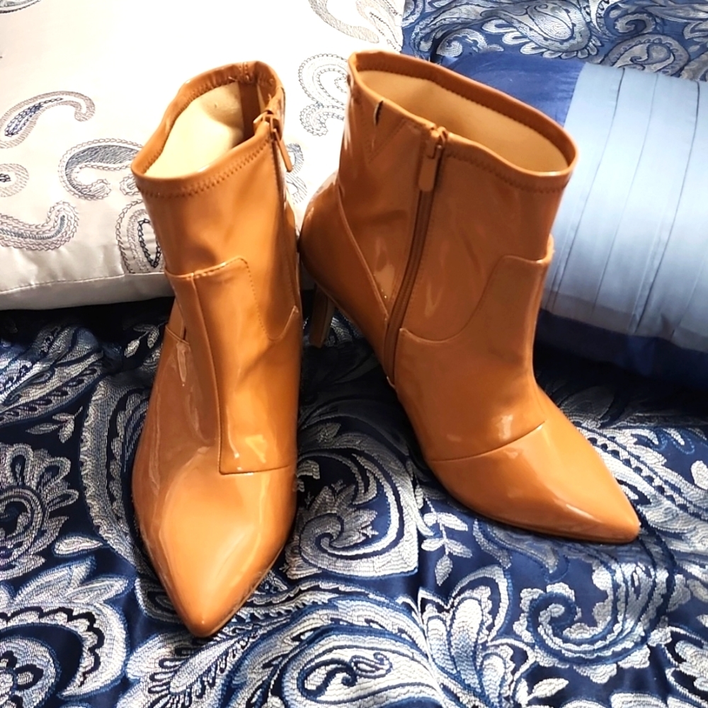 NWTS TORRID  Pointed Toe Heel Bootie(ww)